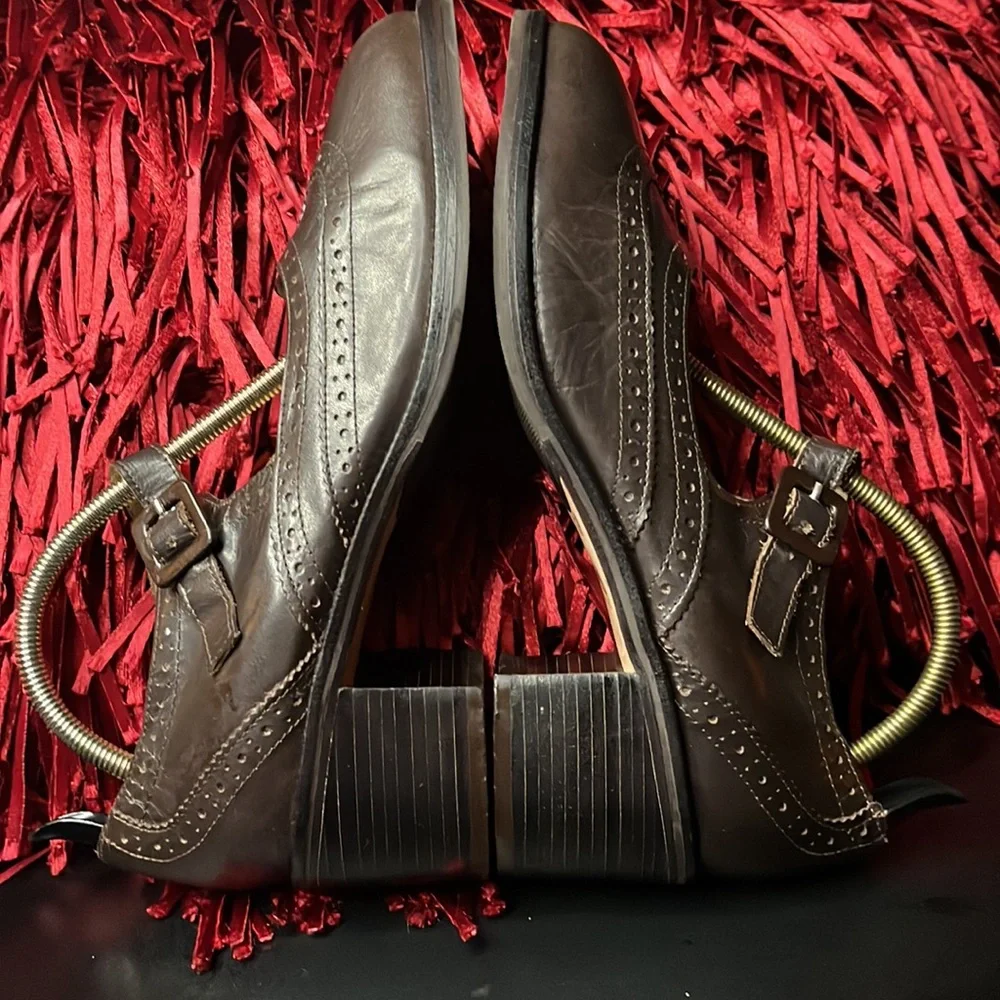 Kenneth Cole wingtip Leather stacked wood heel brown leather perf. vintage pump - Picture 1 of 12